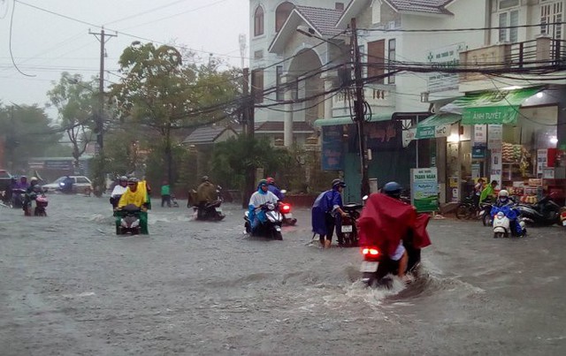 Ảnh: Đường phố Cần Thơ biến thành sông sau mưa lớn, dân bì bõm dắt xe về nhà - Ảnh 2.