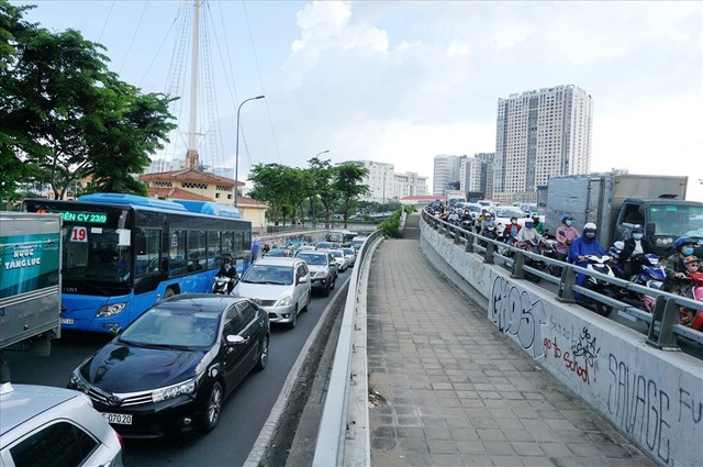 Đóng hầm Thủ Thiêm 2 giờ, giao thông Sài Gòn rối loạn - Ảnh 2.