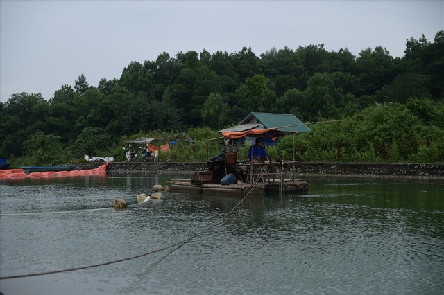 Tiếp tục hút bùn kênh dẫn nước sông Đà sau gần 20 ngày vụ đổ trộm dầu thải - Ảnh 2.