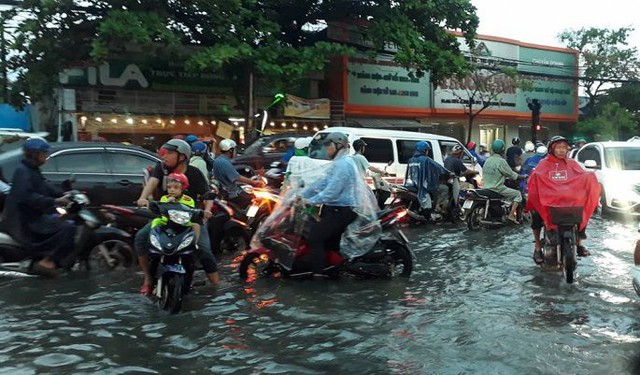 Ảnh: Đường phố Cần Thơ biến thành sông sau mưa lớn, dân bì bõm dắt xe về nhà - Ảnh 3.