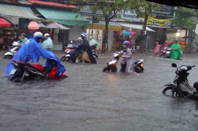 Ảnh: Đường phố Cần Thơ biến thành sông sau mưa lớn, dân bì bõm dắt xe về nhà - Ảnh 4.