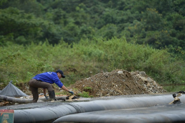 Tiếp tục hút bùn kênh dẫn nước sông Đà sau gần 20 ngày vụ đổ trộm dầu thải - Ảnh 8.