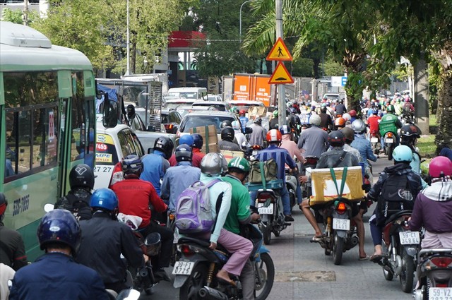 Đóng hầm Thủ Thiêm 2 giờ, giao thông Sài Gòn rối loạn - Ảnh 9.