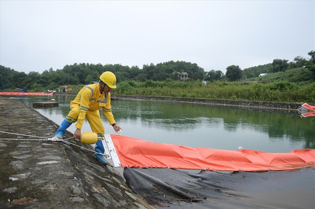 Tiếp tục hút bùn kênh dẫn nước sông Đà sau gần 20 ngày vụ đổ trộm dầu thải - Ảnh 9.