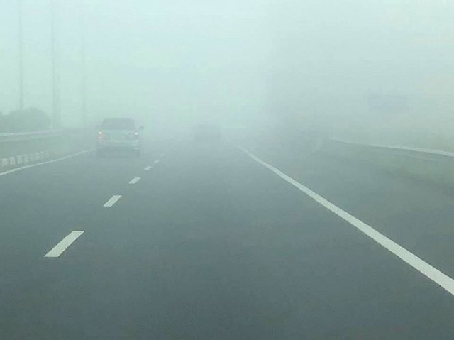 Sương mù dày đặc xuất hiện trên cao tốc TP.HCM - Long Thành - Dầu Giây - Ảnh 2.