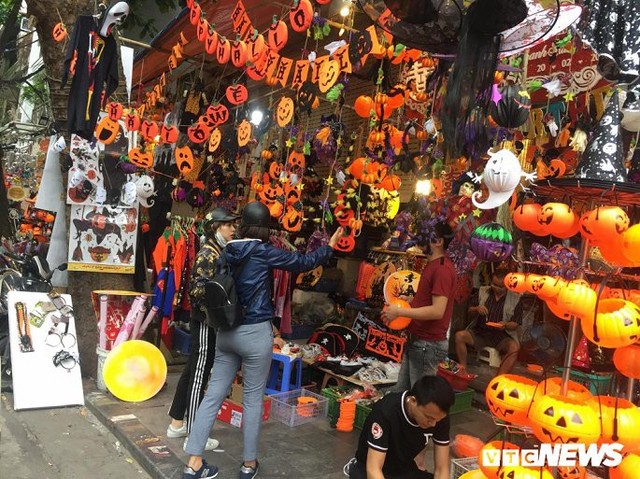 Thị trường đồ trang trí Halloween: Càng kinh dị càng hút khách - Ảnh 1.