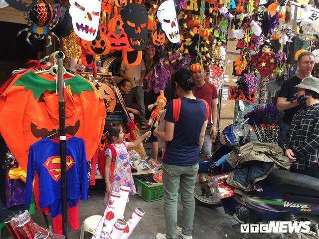 Thị trường đồ trang trí Halloween: Càng kinh dị càng hút khách - Ảnh 2.