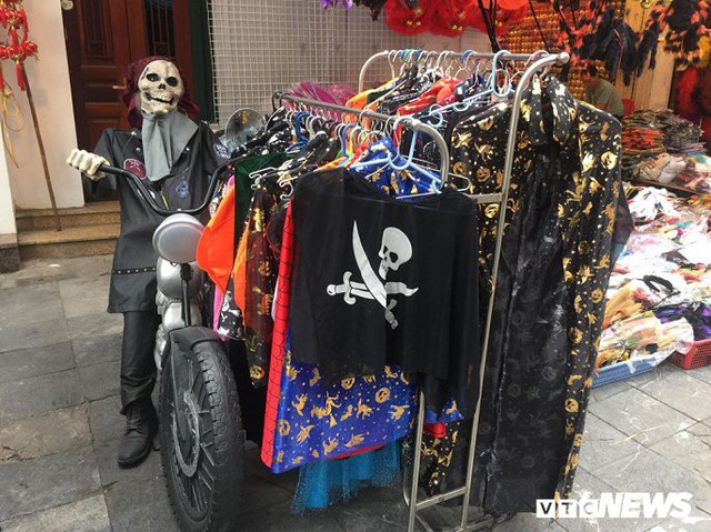 Thị trường đồ trang trí Halloween: Càng kinh dị càng hút khách - Ảnh 6.