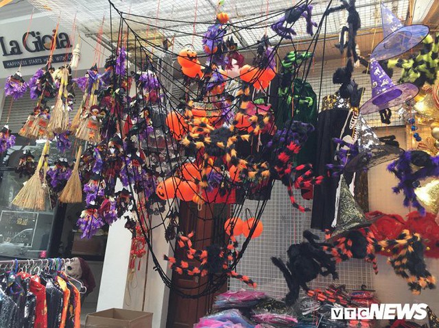 Thị trường đồ trang trí Halloween: Càng kinh dị càng hút khách - Ảnh 10.