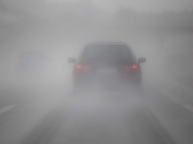 Kinh nghiệm nằm lòng khi lái xe trong thời tiết sương mù - Ảnh 2.
