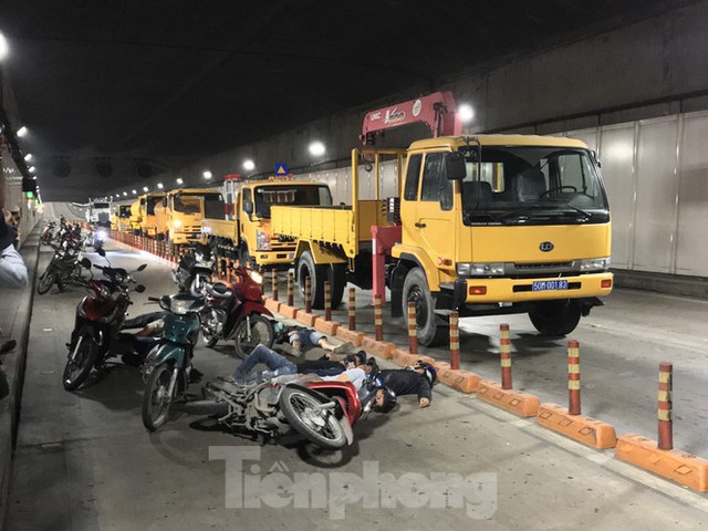 Diễn tập tai nạn liên hoàn giữa 5 ô tô và 30 xe máy trong hầm Thủ Thiêm  - Ảnh 1.