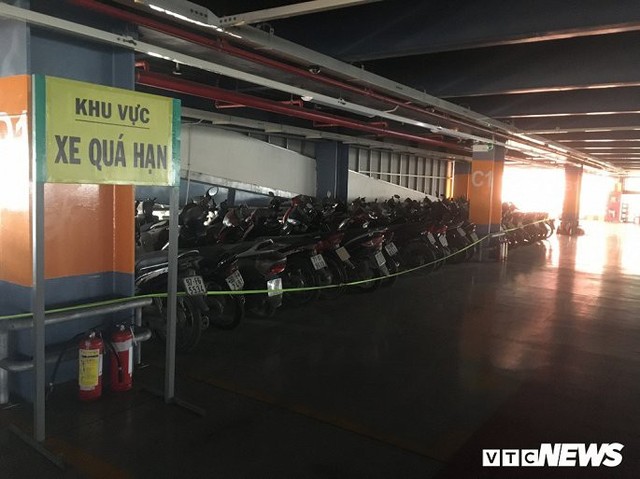Ảnh: Hàng trăm xe máy bị bỏ rơi, thành cục nợ ở sân bay Tân Sơn Nhất - Ảnh 1.