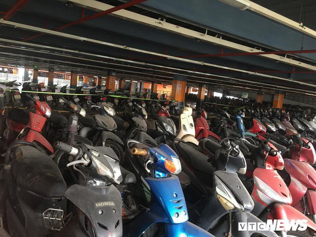 Ảnh: Hàng trăm xe máy bị bỏ rơi, thành cục nợ ở sân bay Tân Sơn Nhất - Ảnh 2.