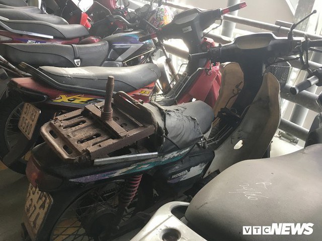 Ảnh: Hàng trăm xe máy bị bỏ rơi, thành cục nợ ở sân bay Tân Sơn Nhất - Ảnh 4.