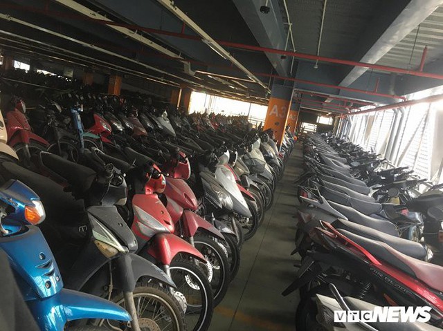 Ảnh: Hàng trăm xe máy bị bỏ rơi, thành cục nợ ở sân bay Tân Sơn Nhất - Ảnh 8.
