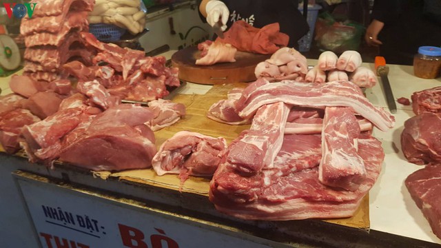 Giá thịt lợn vẫn duy trì ở mức cao dù lượng nhập khẩu tăng đột biến - Ảnh 1.