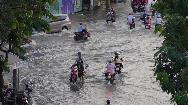  TP HCM: Triều cường gây ngập kinh hoàng ở quận 7  - Ảnh 1.