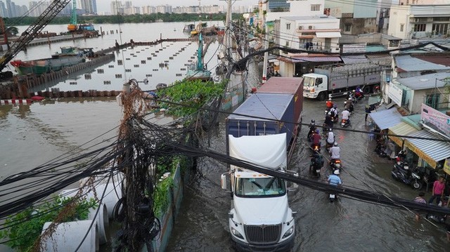  TP HCM: Triều cường gây ngập kinh hoàng ở quận 7  - Ảnh 2.