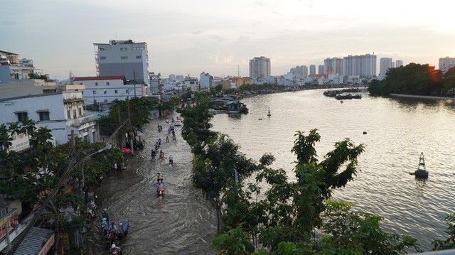  TP HCM: Triều cường gây ngập kinh hoàng ở quận 7  - Ảnh 7.