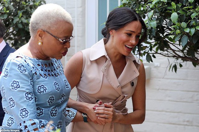 Xuất hiện trong sự kiện cùng 1 ngày, Meghan Markle thua xa chị dâu Kate, kẻ thì đầu bù tóc rối người thì thần thái hút hồn - Ảnh 3.