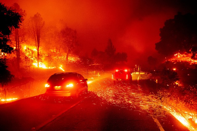Cháy rừng dữ dội đe dọa hàng loạt nhà đắt đỏ ở California - Ảnh 1.