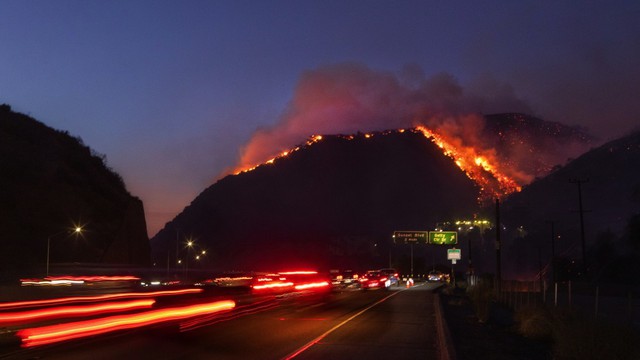 Cháy rừng dữ dội đe dọa hàng loạt nhà đắt đỏ ở California - Ảnh 2.