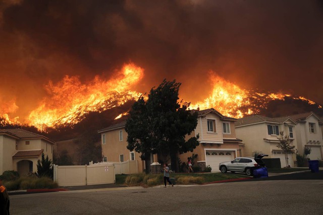 Cháy rừng dữ dội đe dọa hàng loạt nhà đắt đỏ ở California - Ảnh 3.