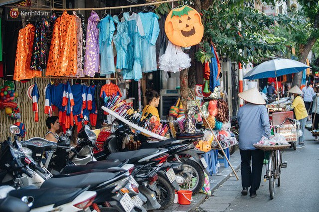 Chùm ảnh: Phố Hàng Mã tràn ngập sắc màu ma quỷ trước ngày lễ Halloween - Ảnh 4.