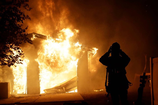 Cháy rừng dữ dội đe dọa hàng loạt nhà đắt đỏ ở California - Ảnh 6.