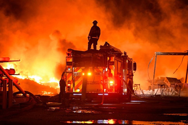 Cháy rừng dữ dội đe dọa hàng loạt nhà đắt đỏ ở California - Ảnh 7.