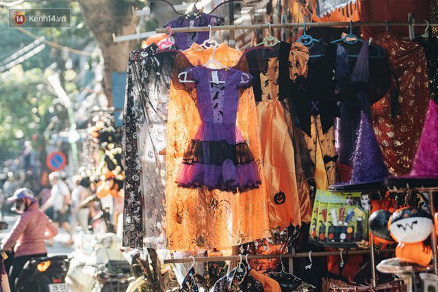 Chùm ảnh: Phố Hàng Mã tràn ngập sắc màu ma quỷ trước ngày lễ Halloween - Ảnh 10.