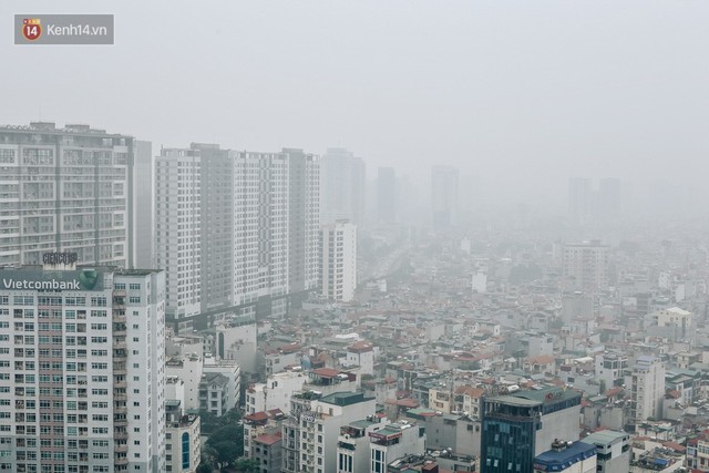 Chùm ảnh: Một ngày sau cơn mưa vàng, đường phố Hà Nội lại chìm trong bụi mù - Ảnh 2.