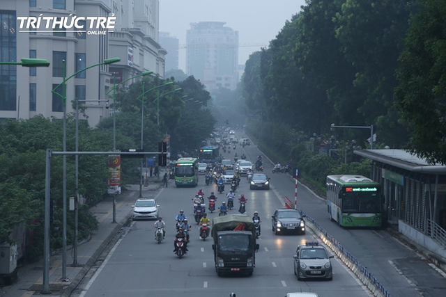 [Ảnh] Chỉ số ô nhiễm lại tăng, Thủ đô Hà Nội “biến” thành Sapa vì sương mù giăng kín - Ảnh 3.