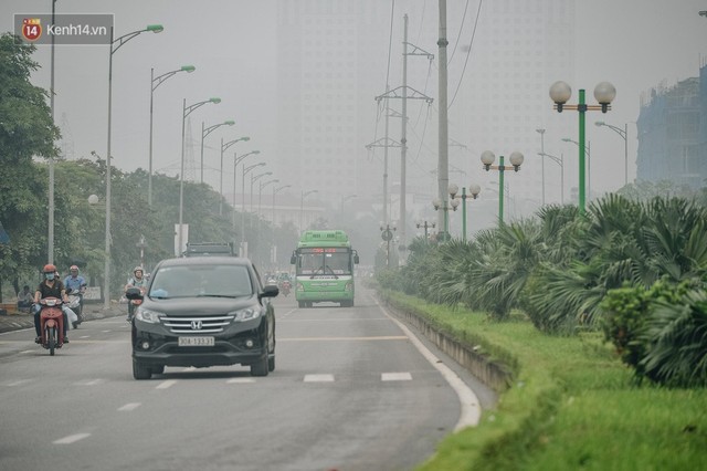 Chùm ảnh: Một ngày sau cơn mưa vàng, đường phố Hà Nội lại chìm trong bụi mù - Ảnh 6.