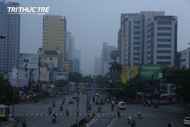 [Ảnh] Chỉ số ô nhiễm lại tăng, Thủ đô Hà Nội “biến” thành Sapa vì sương mù giăng kín - Ảnh 8.