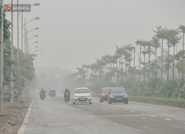 Chùm ảnh: Một ngày sau cơn mưa vàng, đường phố Hà Nội lại chìm trong bụi mù - Ảnh 8.