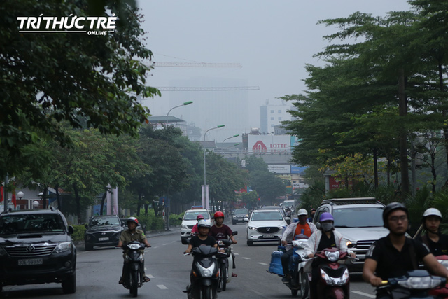 [Ảnh] Chỉ số ô nhiễm lại tăng, Thủ đô Hà Nội “biến” thành Sapa vì sương mù giăng kín - Ảnh 9.
