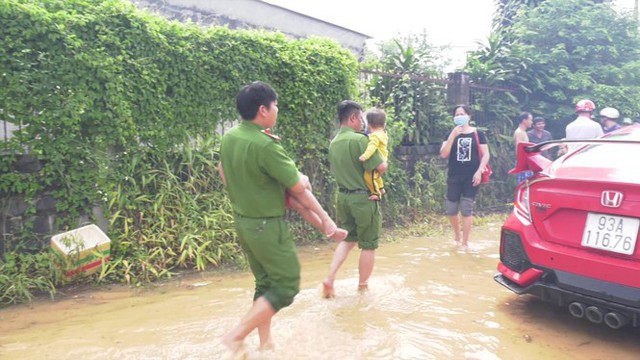 Lũ đổ về đột ngột ở Bình Phước, cảnh sát bám dây giúp dân sơ tán - Ảnh 5.