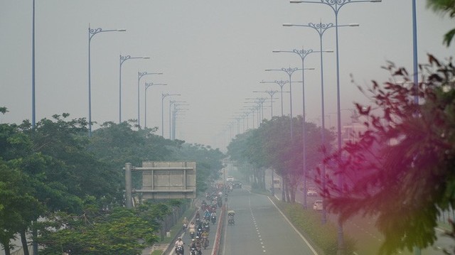 Bầu trời mù mịt đến khó tin ở đại lộ Võ Văn Kiệt sáng 6-10  - Ảnh 14.