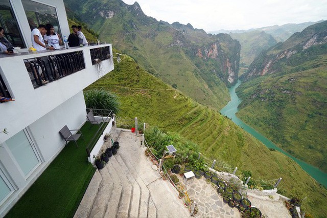  Hàng trăm lượt khách tiếp tục check-in tại tòa gai bê tông trên đèo Mã Pì Lèng, nhà hàng trang bị thêm thang - Ảnh 4.