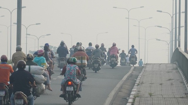 Bầu trời mù mịt đến khó tin ở đại lộ Võ Văn Kiệt sáng 6-10  - Ảnh 5.