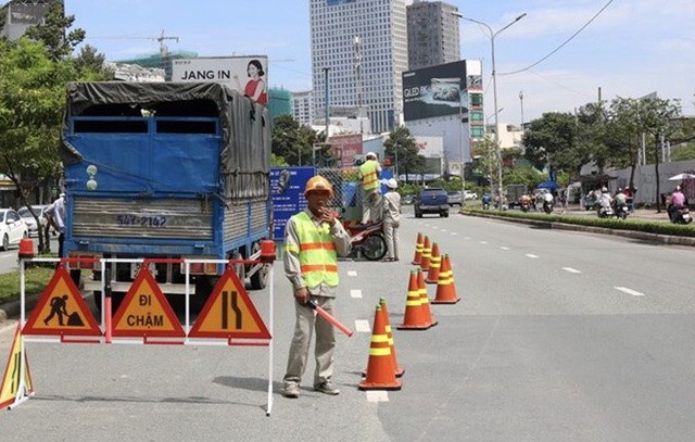 Rào đường để cứu rốn ngập Nguyễn Hữu Cảnh - Ảnh 2.