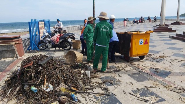  Cận cảnh bãi biển Vũng Tàu bị cả trăm tấn rác vây kín!  - Ảnh 2.