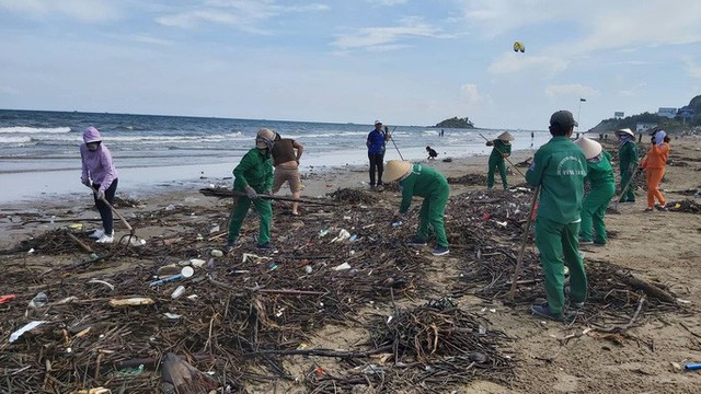  Cận cảnh bãi biển Vũng Tàu bị cả trăm tấn rác vây kín!  - Ảnh 4.