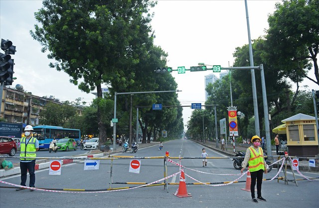 Hà Nội: Rào chắn một chiều đường Kim Mã khiến giao thông hỗn loạn - Ảnh 2.