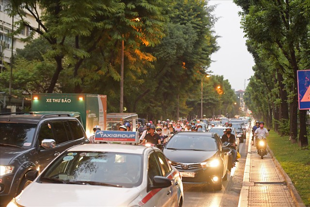 Hà Nội: Rào chắn một chiều đường Kim Mã khiến giao thông hỗn loạn - Ảnh 11.