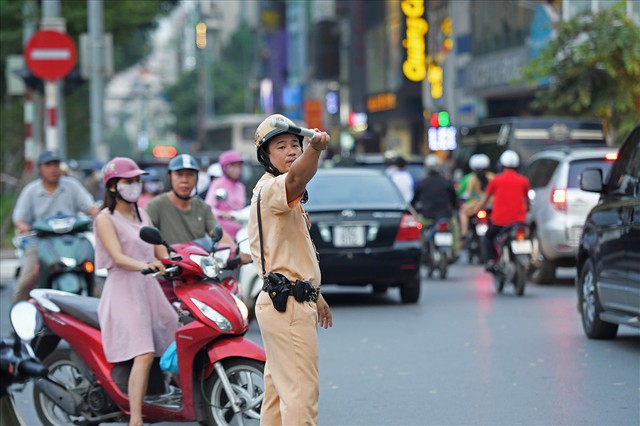 Hà Nội: Rào chắn một chiều đường Kim Mã khiến giao thông hỗn loạn - Ảnh 5.