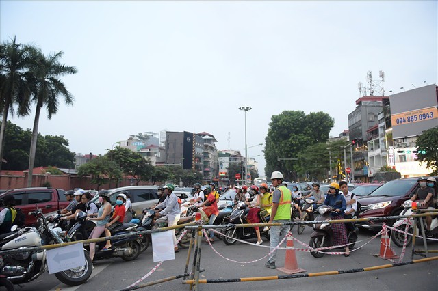Hà Nội: Rào chắn một chiều đường Kim Mã khiến giao thông hỗn loạn - Ảnh 6.