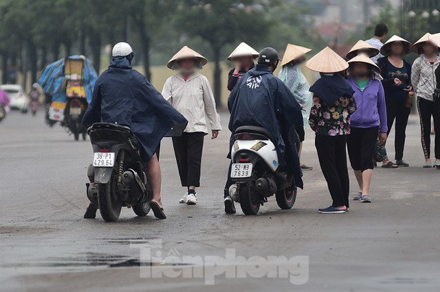 Hai ngày trước trận Việt Nam - Malaysia: Sốt vé xình xịch giữa trời mưa - Ảnh 7.