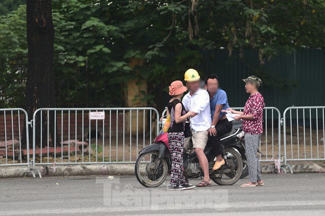 Hai ngày trước trận Việt Nam - Malaysia: Sốt vé xình xịch giữa trời mưa - Ảnh 10.